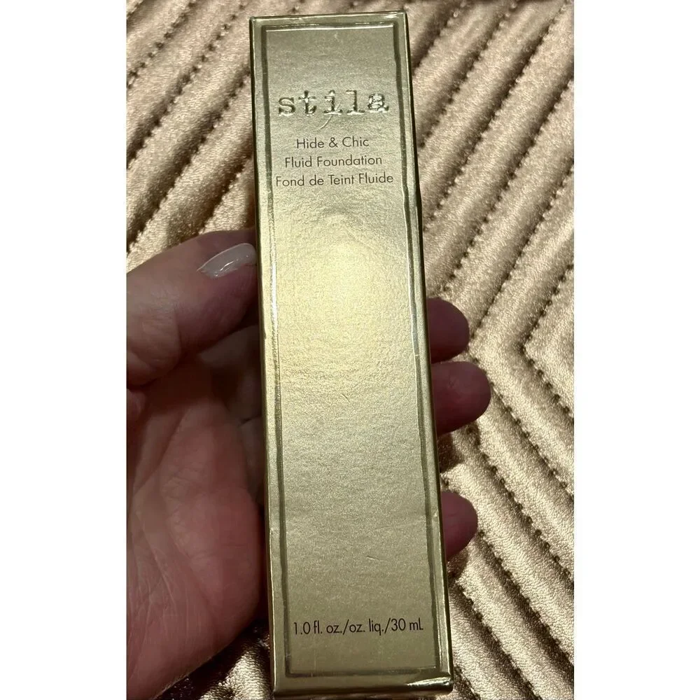 STILA - NWTIB - Hide & Chic Fluid Foundation in Tan/Deep 4.